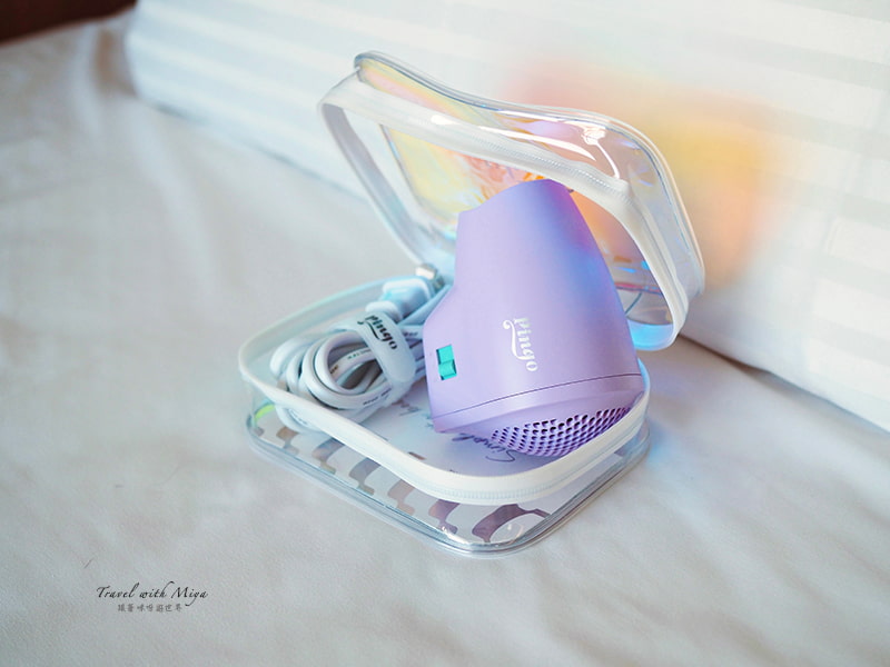 床上的收納包和 Pingo 吹風機第一代 2025 新色：霧莓紫