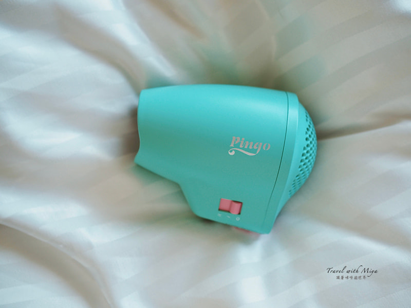 床上的 Pingo 吹風機第一代 2025 新色：初荷綠