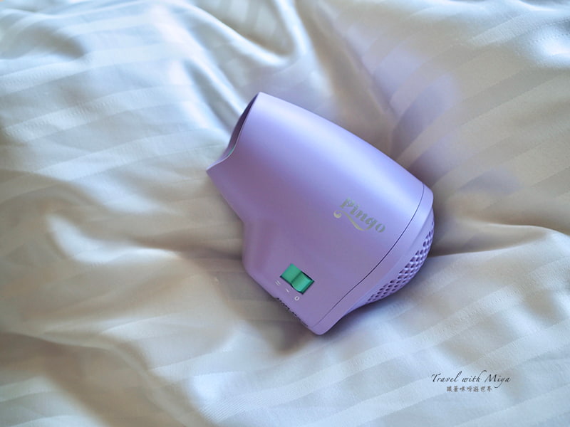 床上的 Pingo 吹風機第一代 2025 新色：霧莓紫