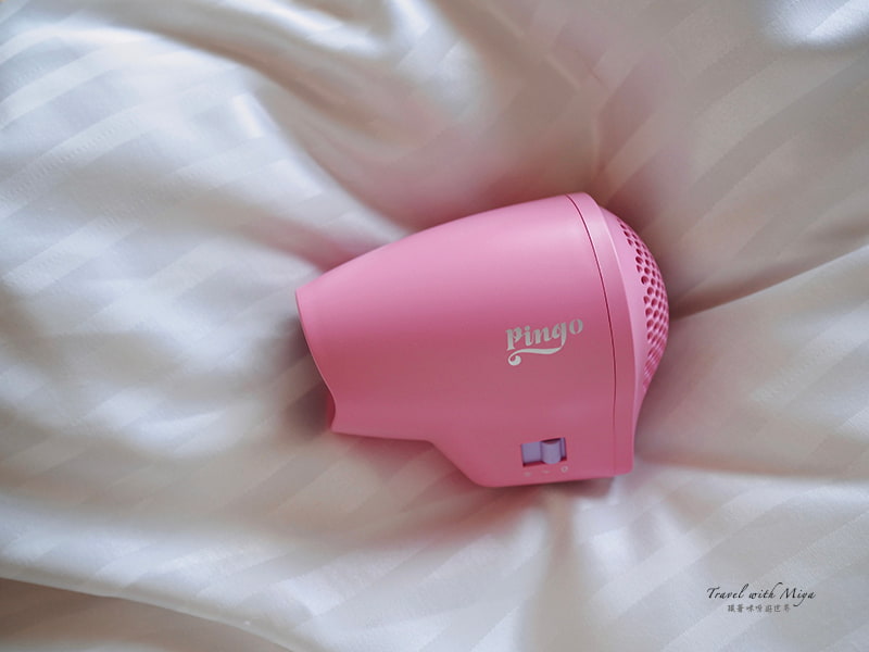 床上的 Pingo 吹風機第一代 2025 新色：珊橘粉