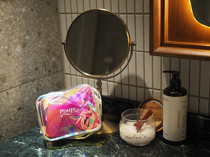 Pingo 2025 限定色手提收納包和洗手台上的鏡子與洗劑
