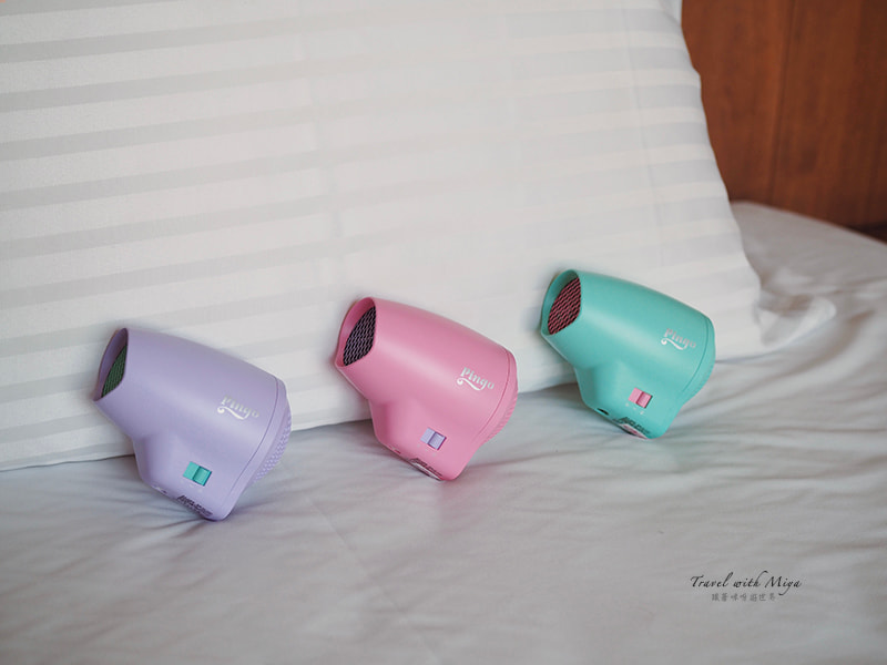 Pingo 吹風機第一代 2025 新色！枕頭前斜放的 3 色：珊橘粉｜初荷綠｜霧莓紫