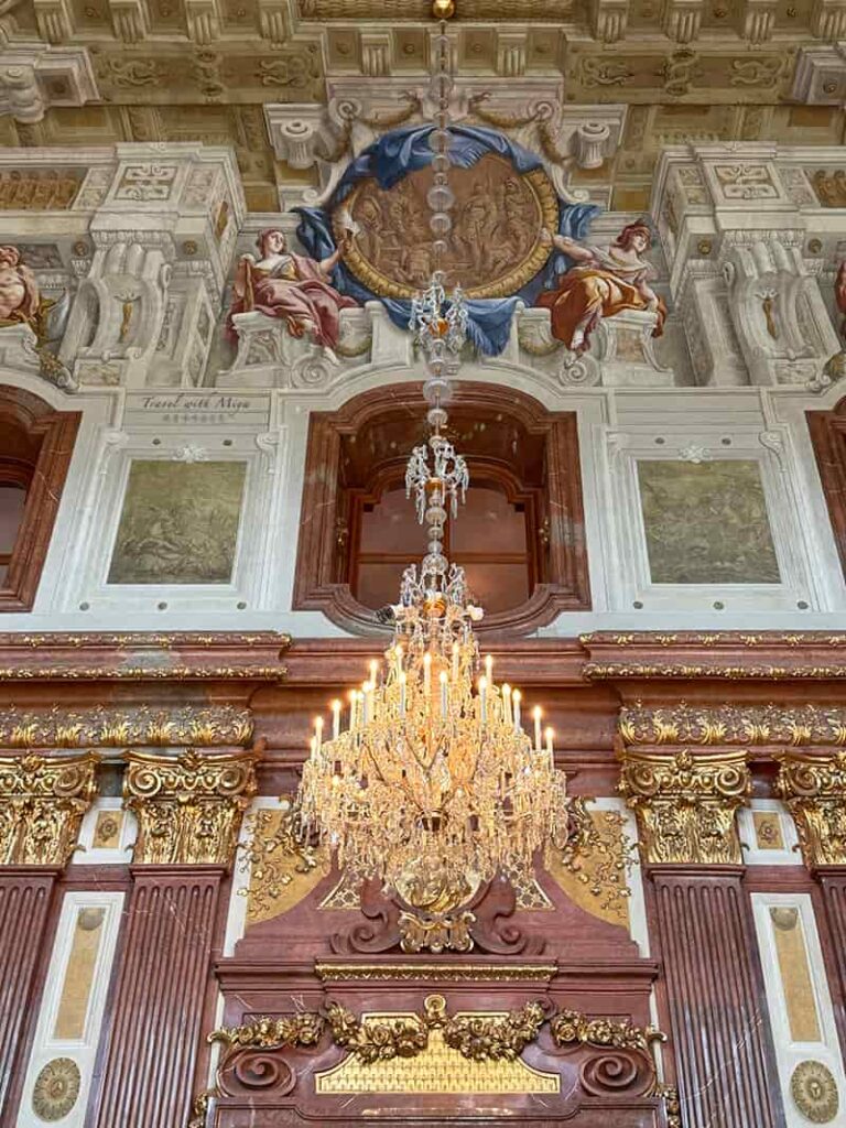 上美景宮大理石廳的豪華吊燈與牆壁裝飾