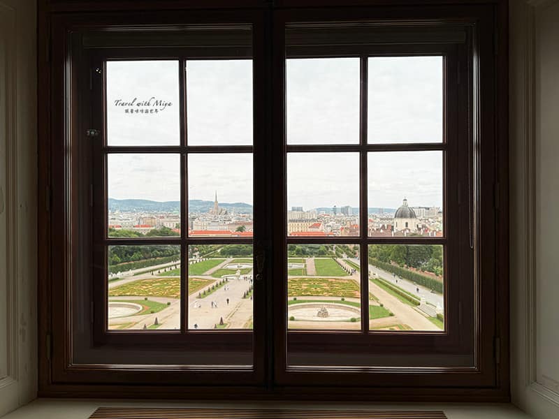 上美景宮樓上窗外的花園風景