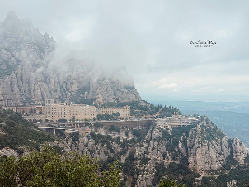雲霧中的蒙塞拉特山