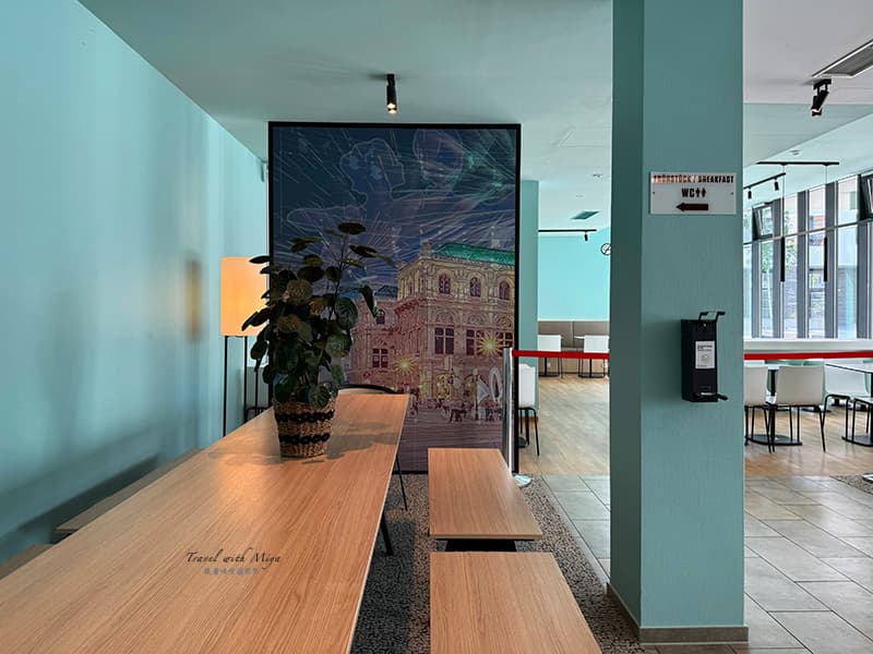 維也納中央車站飯店B&B Hotel Wien-Hbf大廳藍綠色牆面