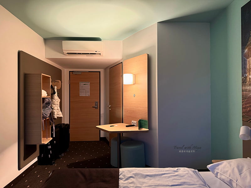 維也納中央車站飯店B&B Hotel Wien-Hbf 雙床房桌子、衣櫃和置物櫃