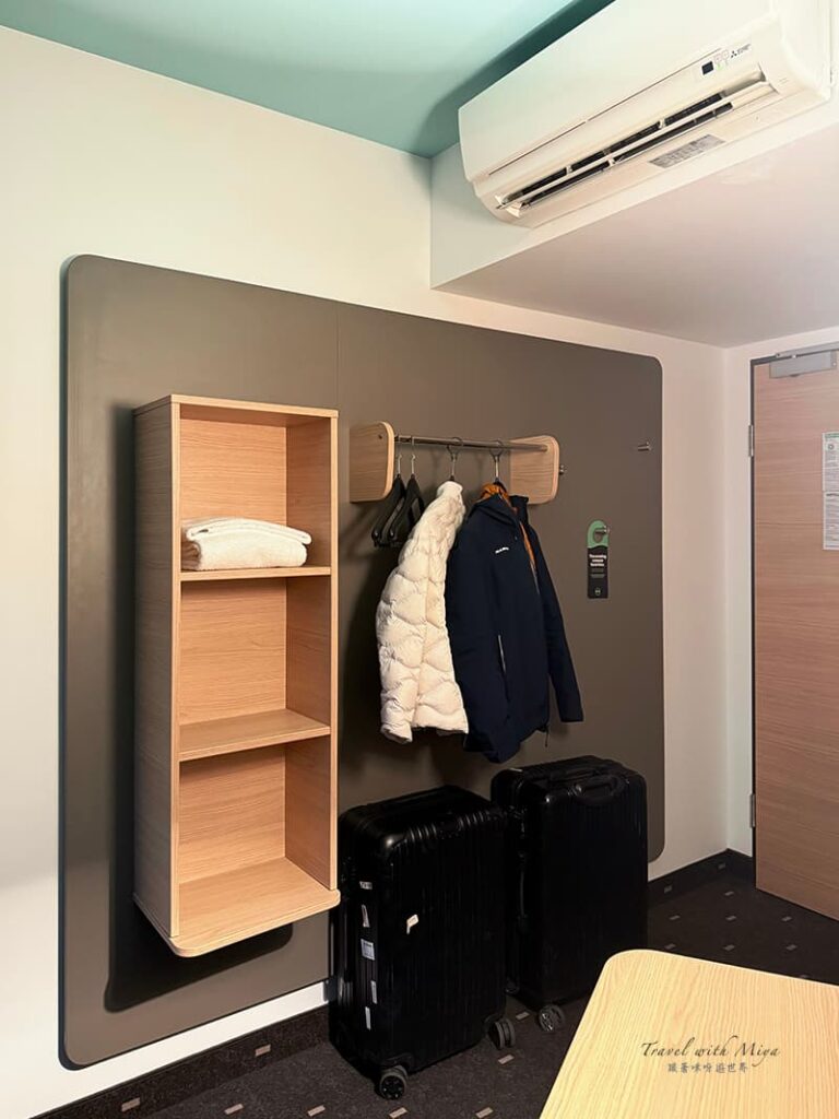維也納中央車站飯店B&B Hotel Wien-Hbf 雙床房門口的衣架和置物架