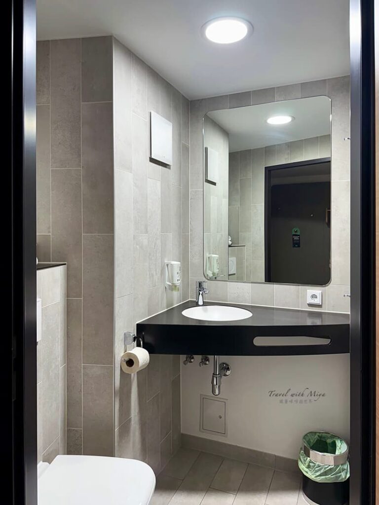 維也納中央車站飯店B&B Hotel Wien-Hbf 雙床房衛浴