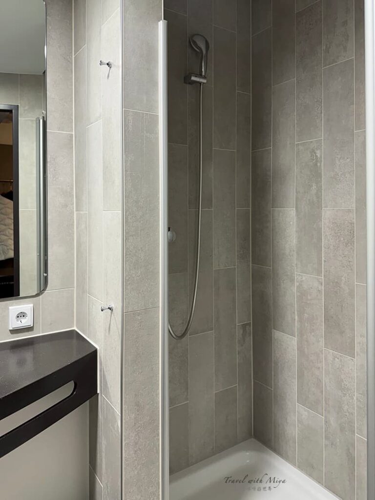 維也納中央車站飯店B&B Hotel Wien-Hbf 雙床房淋浴間