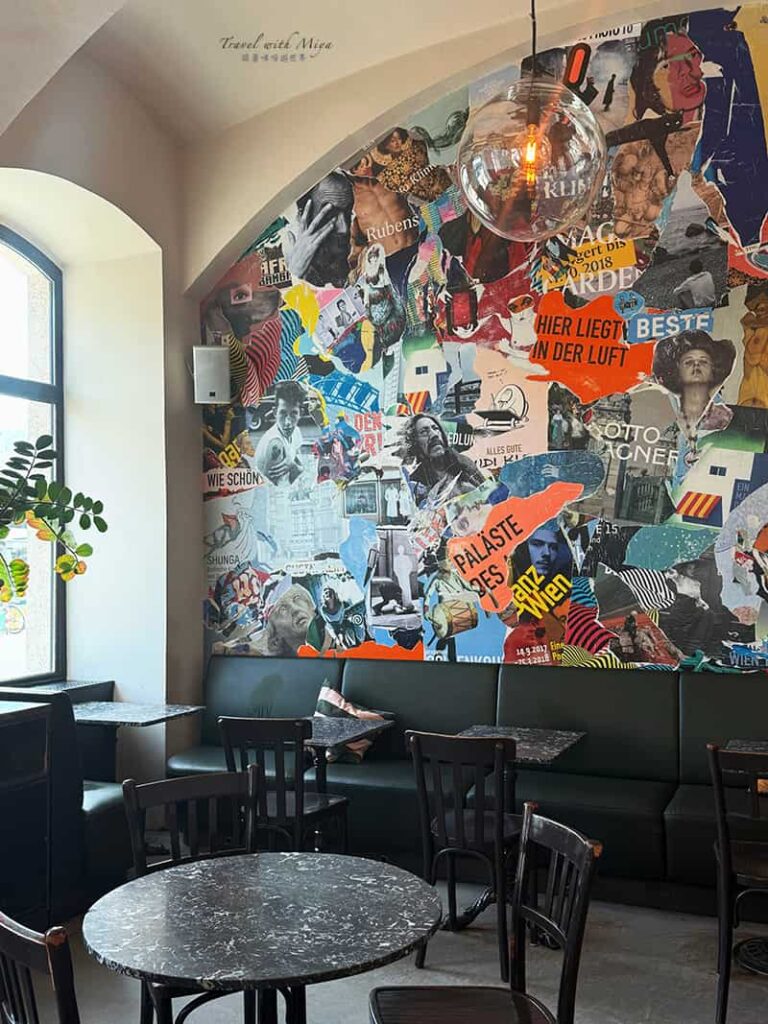 維也納早午餐咖啡館drechsler-wienzeile 彩色拼貼畫牆窗邊座位