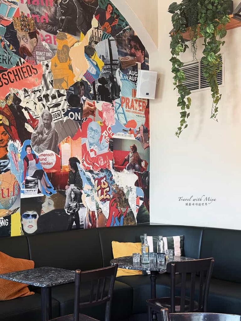 維也納早午餐咖啡館drechsler-wienzeile 彩色拼貼畫牆靠牆座位