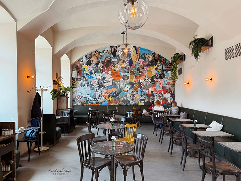 維也納早午餐咖啡館drechsler-wienzeile 彩色拼貼畫牆和座位區