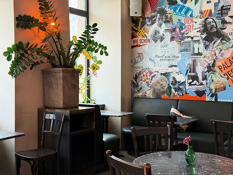 維也納早午餐咖啡館drechsler-wienzeile 彩色拼貼畫牆靠牆座位與綠植