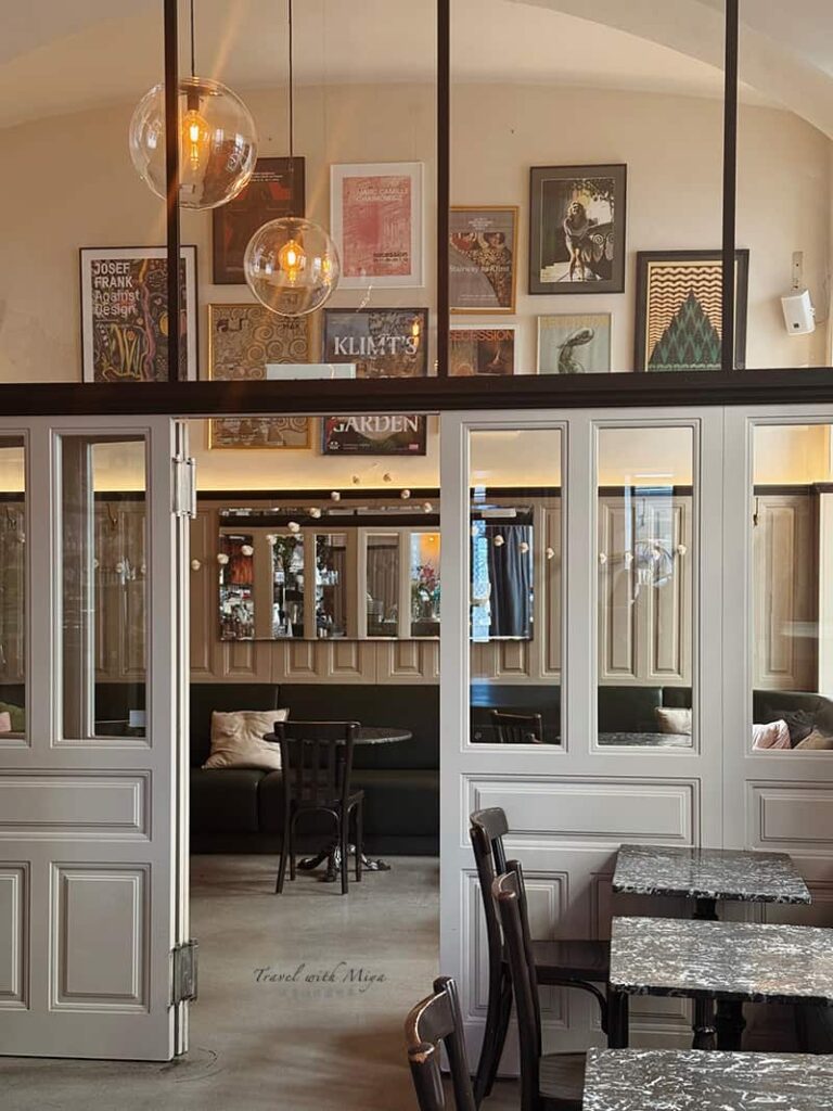 維也納早午餐咖啡館drechsler-wienzeile 木框玻璃門空間