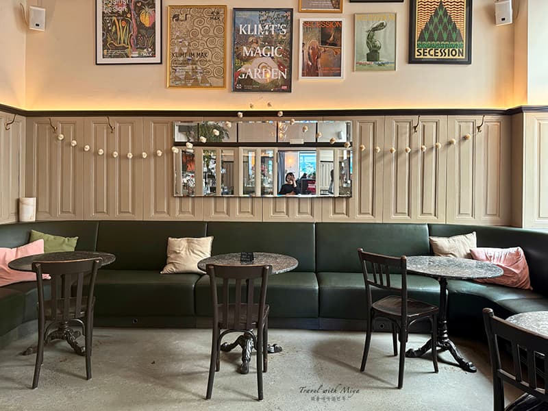 維也納早午餐咖啡館drechsler-wienzeile 牆面海報裝飾座位區