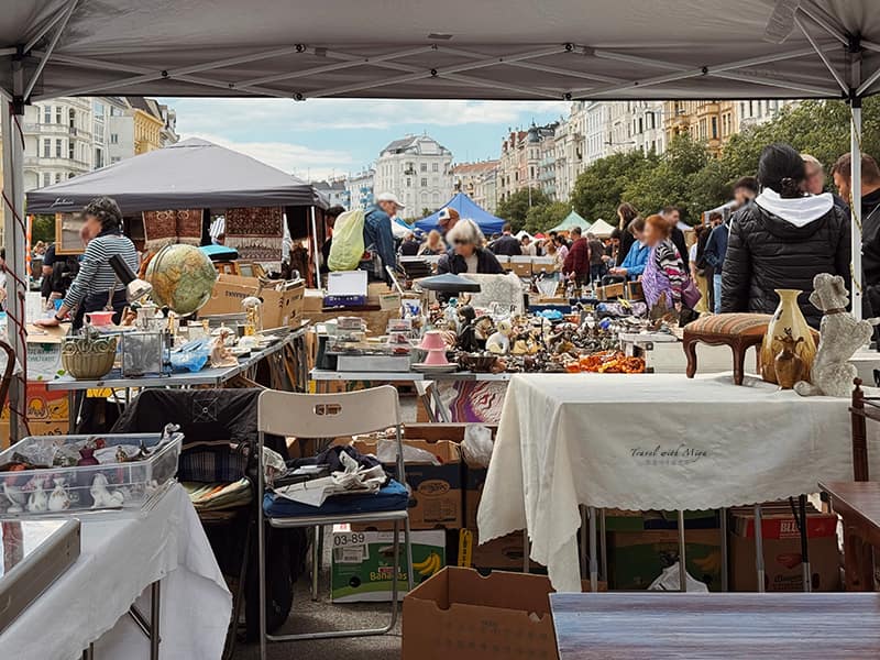 維也納 U-Bahn Kettenbrückengasse 旁跳蚤市場攤位人潮