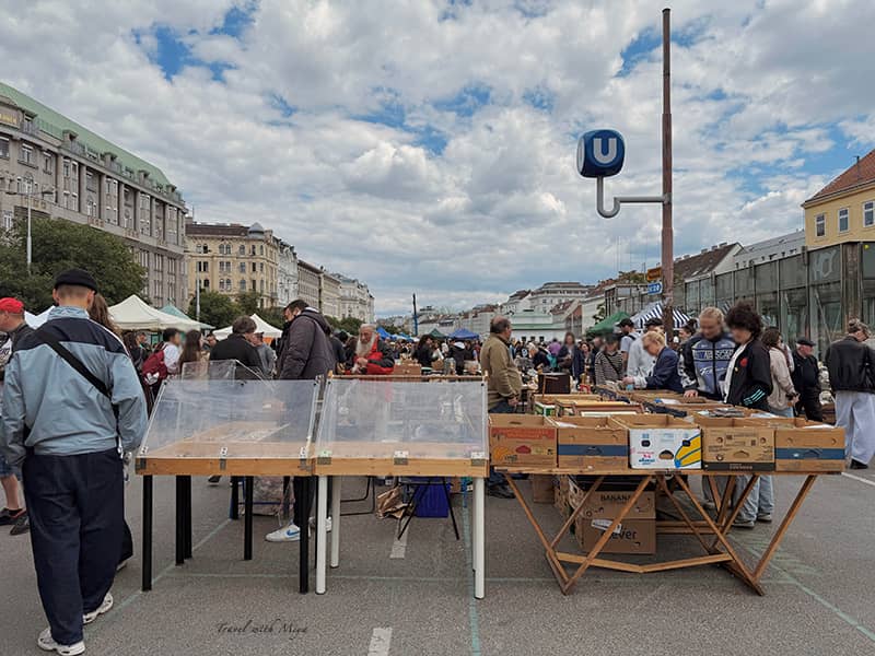 維也納 U-Bahn Kettenbrückengasse 旁跳蚤市場
