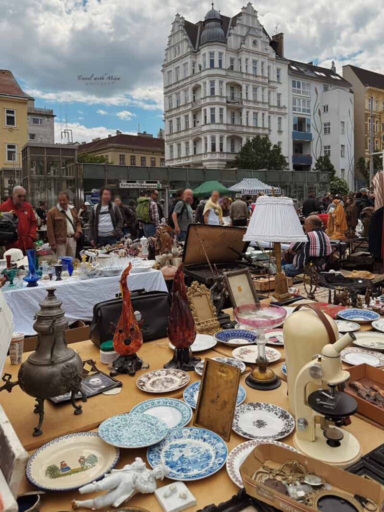 維也納 U-Bahn Kettenbrückengasse 旁跳蚤市場瓷器攤位