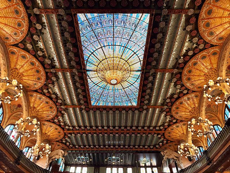 巴賽隆納加泰隆尼亞音樂宮天花板彩繪玻璃裝飾