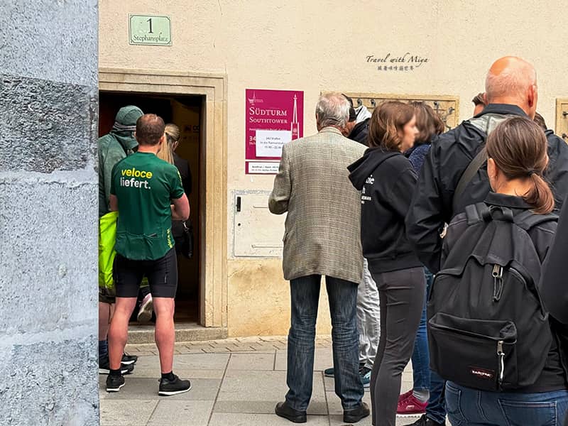 維也納聖史蒂芬大教堂南塔登頂入口與排隊人潮