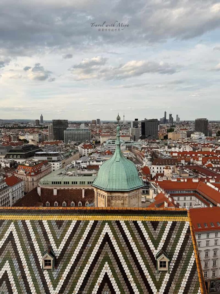 維也納聖史蒂芬大教堂南塔登頂景觀-綠塔與彩色琉璃瓦