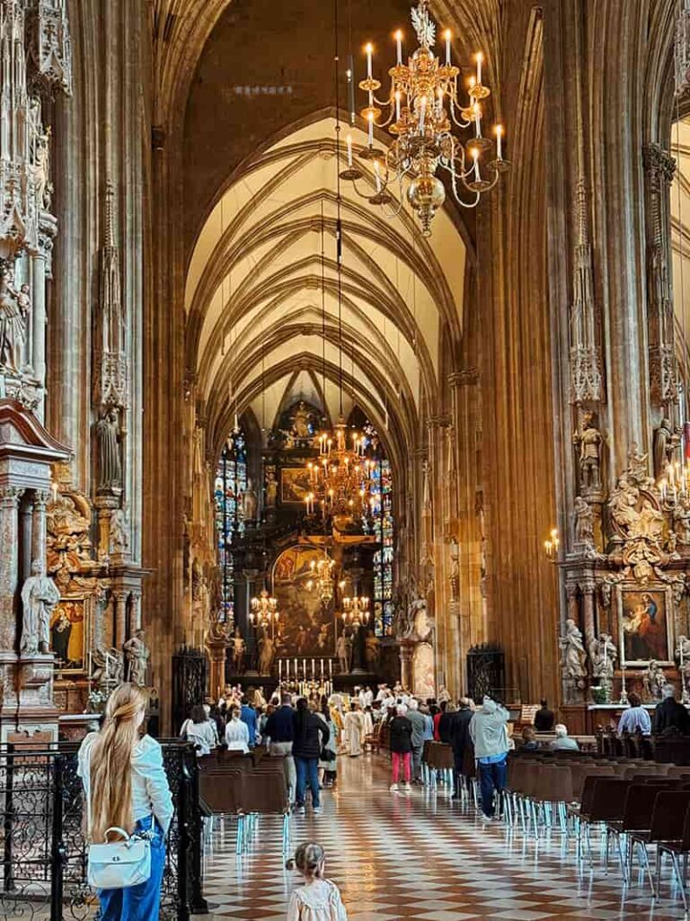 維也納聖史蒂芬大教堂內部建築與群眾