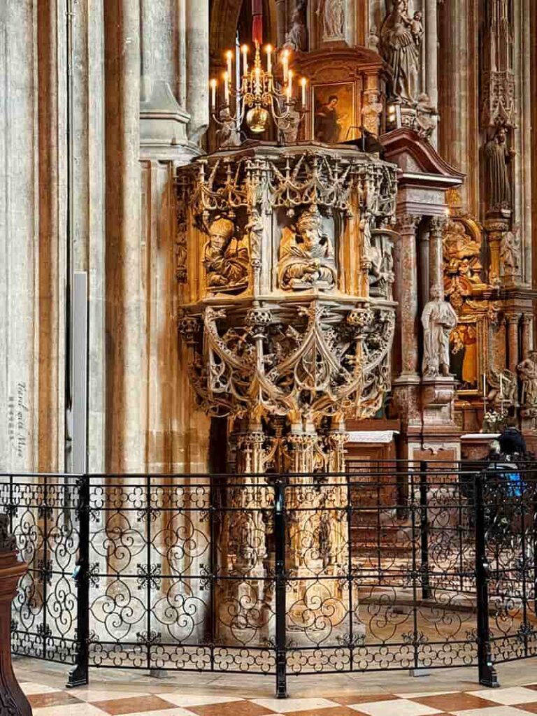 維也納聖史蒂芬大教堂內精美雕刻