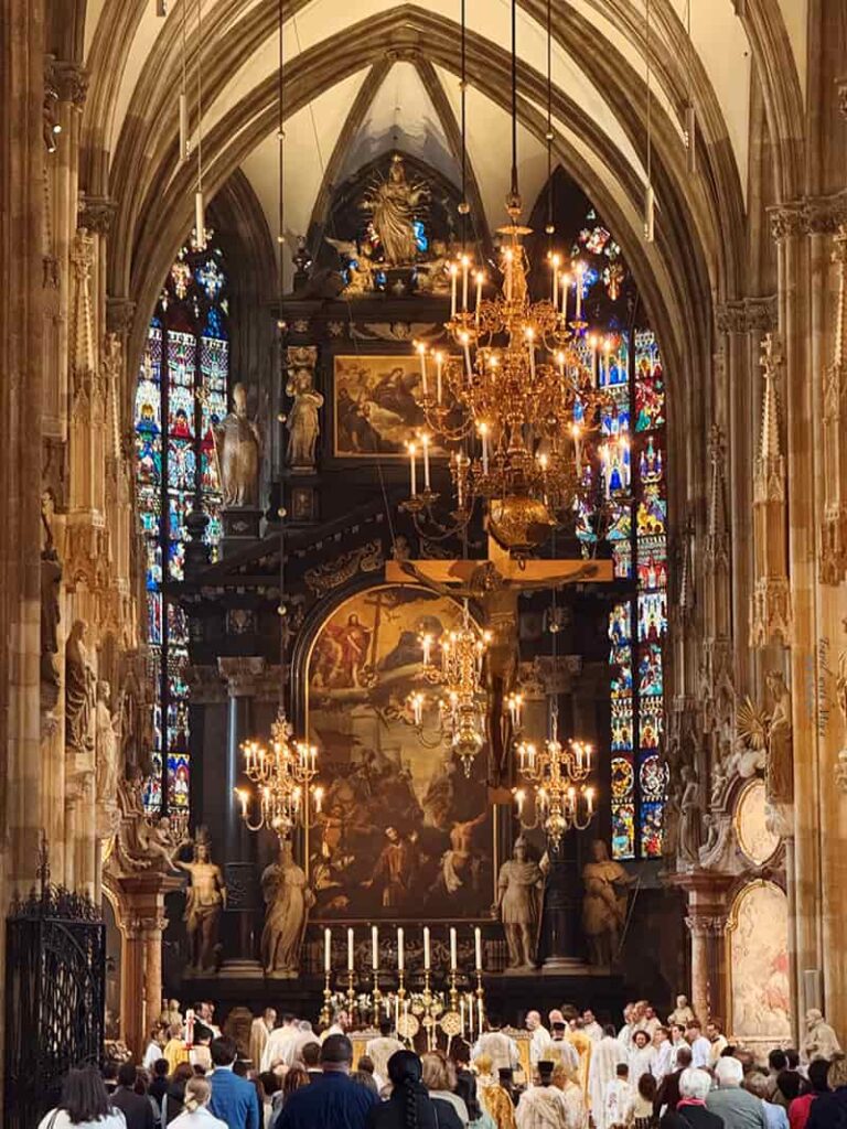 維也納聖史蒂芬大教堂內部裝飾與彩繪玻璃