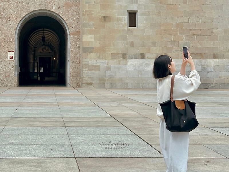 GetYourGuide介紹首圖-拿著手機在景點拍照