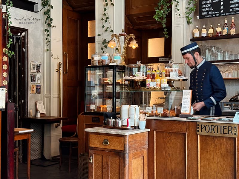 維也納電梯咖啡廳Aufzug Café 店內櫃檯穿著藍色套裝的店長/老闆