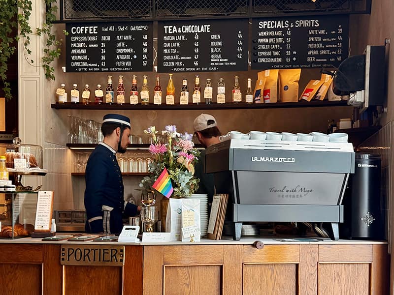 維也納電梯咖啡廳 Aufzug Café櫃檯菜單與店員和義式咖啡機
