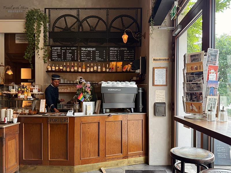 維也納電梯咖啡廳Aufzug Café 店內櫃檯與窗邊座位區