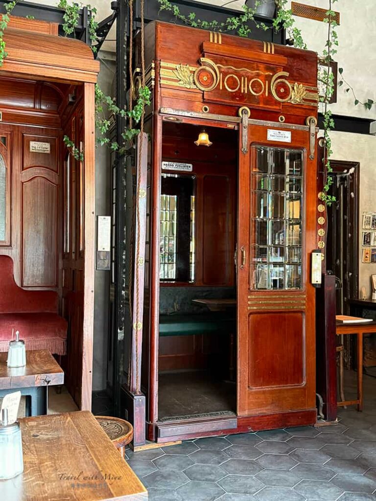 維也納電梯咖啡廳Aufzug Café 右邊的古董電梯座位包廂