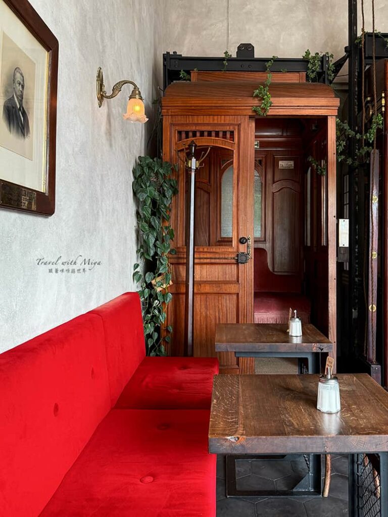 維也納電梯咖啡廳Aufzug Café 紅色沙發與古董電梯包廂