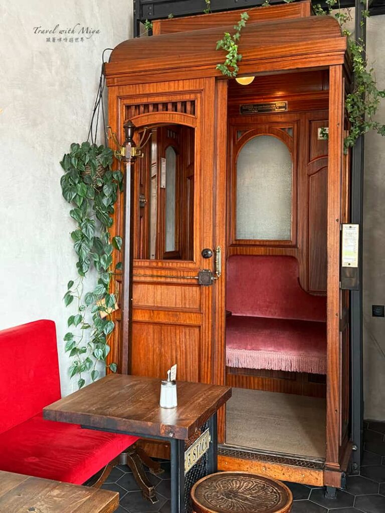 維也納電梯咖啡廳Aufzug Café 角落的電梯車廂與紅沙發