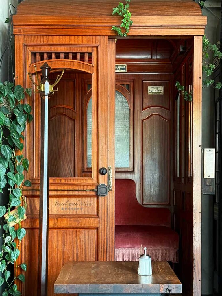 維也納電梯咖啡廳Aufzug Café 角落的電梯車廂與衣架