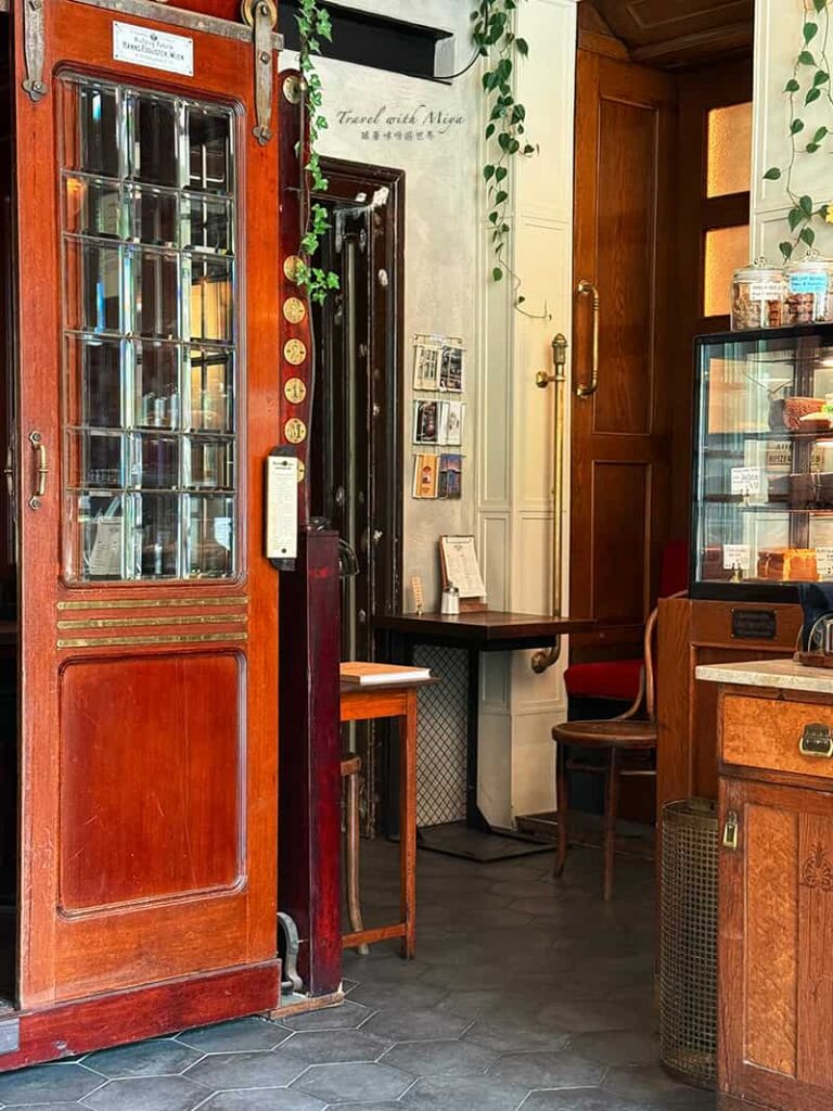 維也納電梯咖啡廳Aufzug Café 店內用餐環境