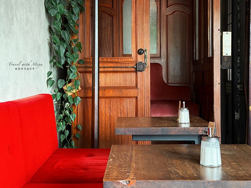維也納電梯咖啡廳 Aufzug Café 牆邊紅色沙發座位與角落的電梯座位