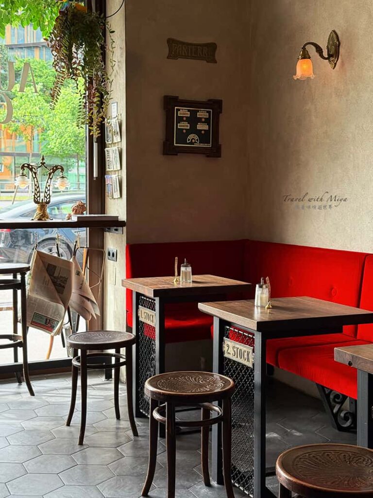 維也納電梯咖啡廳Aufzug Café 紅色沙發座位與牆上壁燈