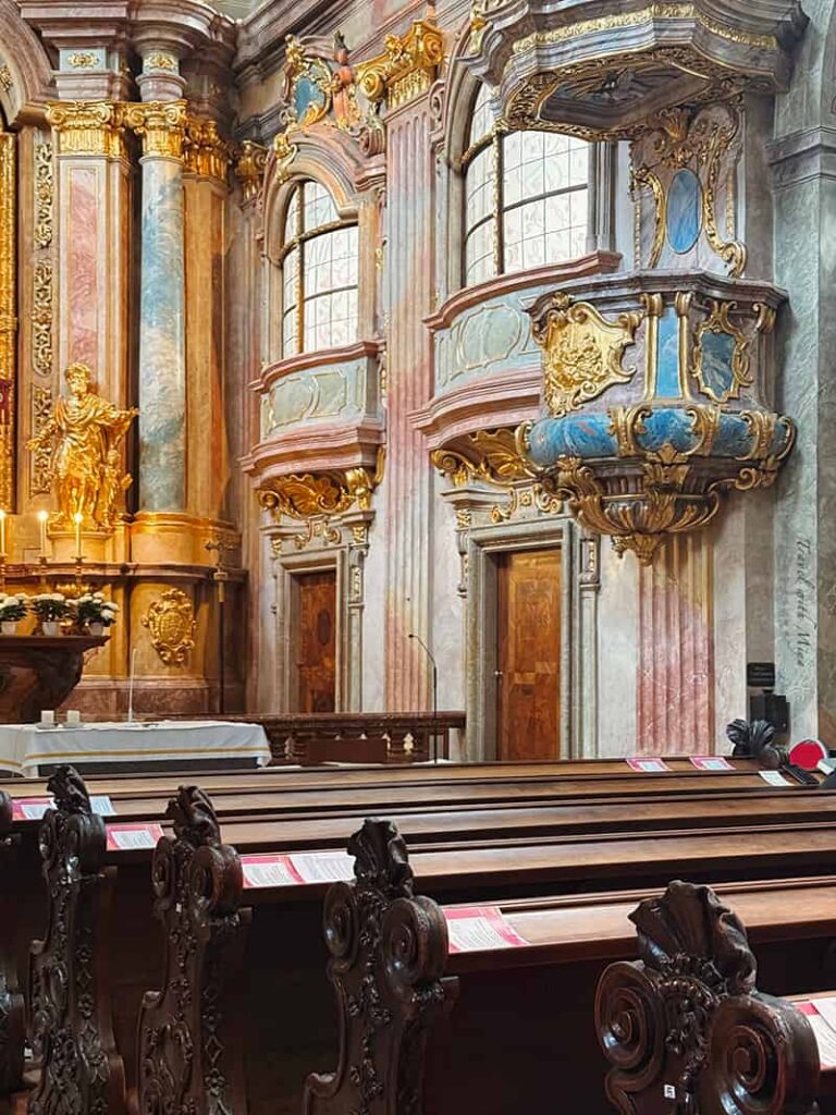 維也納聖安妮教堂壁柱上的彩色大理石和藍色講壇