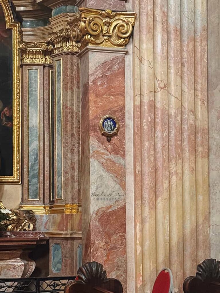 維也納聖安妮教堂壁柱上的彩色大理石:綠色、黃色、橘色