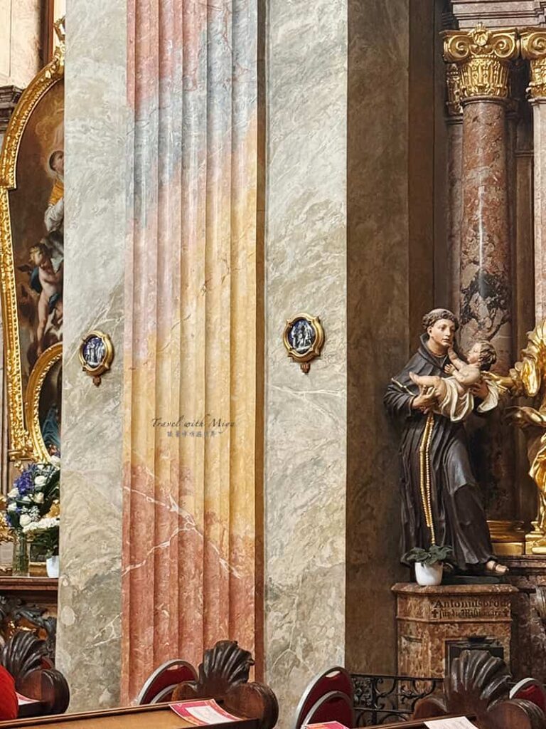 維也納聖安妮教堂壁柱上的彩色大理石:粉色、藍色、黃色、橘色