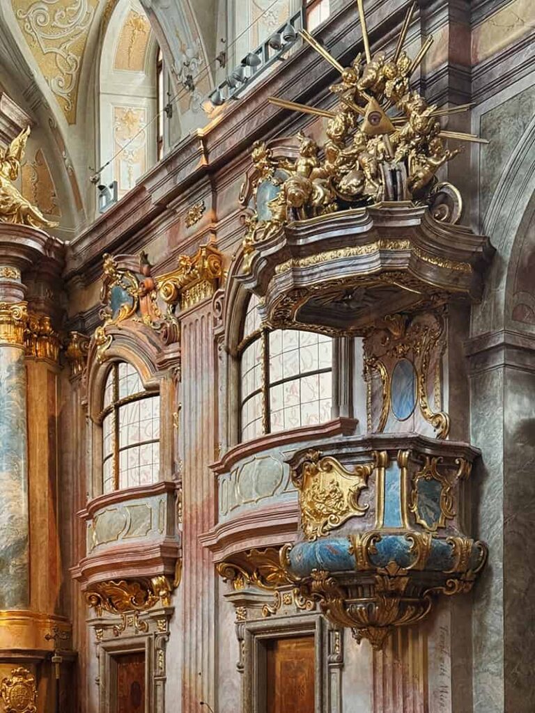 維也納聖安妮教堂牆邊講壇上金色雕刻