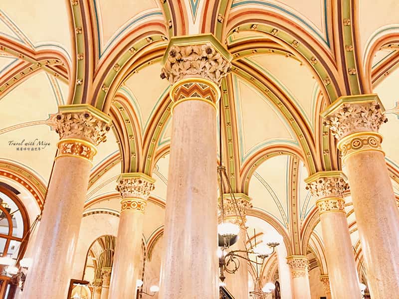 維也納中央咖啡館內部拱門石柱