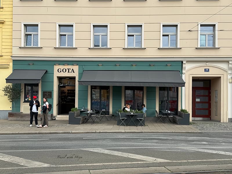 Gota Coffee Experts 維也納咖啡館 外觀綠色建築