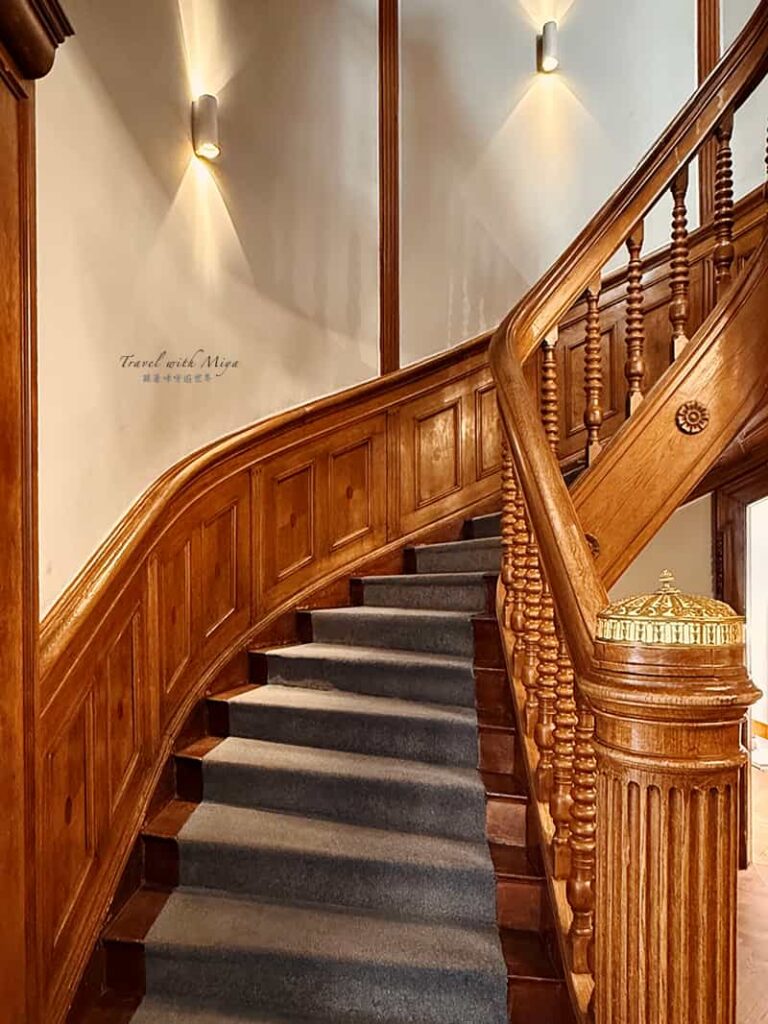 格拉本大街 H&M 旗艦店木製樓梯