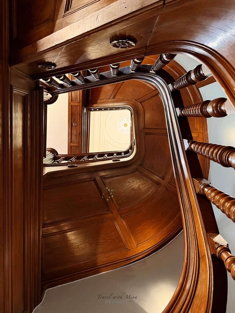 格拉本大街 H&M 旗艦店樓梯由下往上看視角