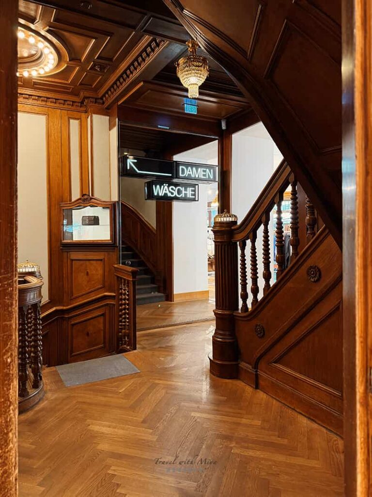 格拉本大街 H&M 旗艦店樓梯旁的更衣間