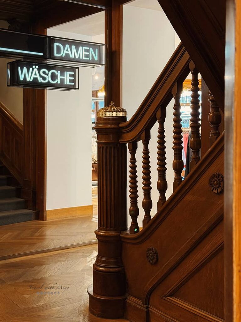 格拉本大街 H&M 旗艦店樓梯旁的更衣間近拍